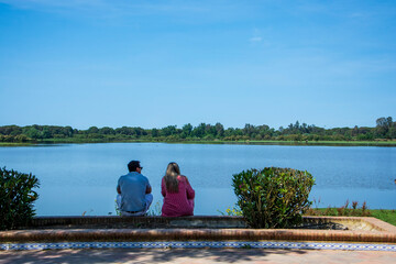 Pareja sentada frente a las marismas del parque nacional de Doñana en Almonte, España