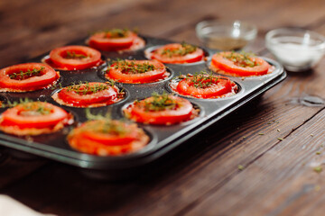 Meat muffins with tomatoes