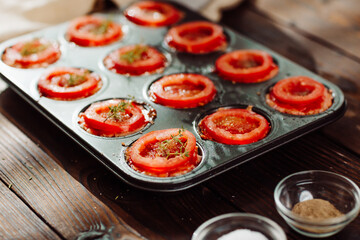 Meat muffins with tomatoes