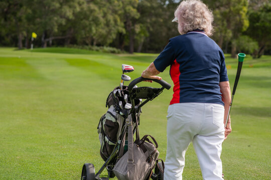 senior woman playing golf