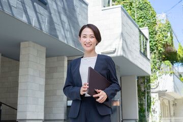 不動産　ビジネス　女性