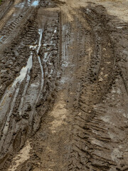 Schlammiger Erdboden nach viel Regen