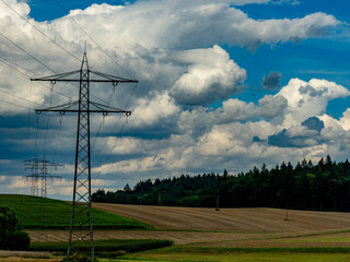 Hochspannungsmasten und Wolkenhimmel