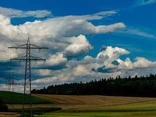 Hochspannungsmasten und Wolkenhimmel