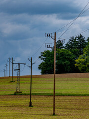 Hochspannungsmasten und Wolkenhimmel