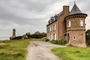 Phare de Mean Ruz sur la Côte de granit rose dans les Côtes d'Armor - Bretagne