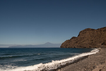 Playa y costa de La Gomera con el Teide al fondo