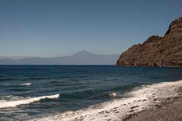 Playa y costa de La Gomera con el Teide al fondo