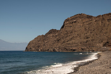 Playa y costa de La Gomera con el Teide al fondo