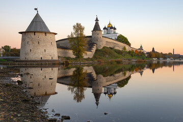 Obraz premium View of the old Kremlin on an autumn evening. Historical center of Pskov, Russia