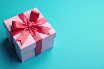 Obraz premium Elegant paper craft gift box with stylish bow, blue background , space, template