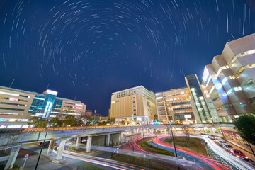 冬の神奈川県川崎市麻生区新百合ヶ丘駅南口(上麻生1丁目)と星夜の日周運動