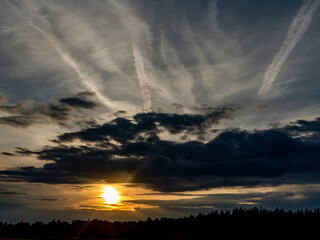 Sonnenuntergang und dunkler Wolkenhimmel