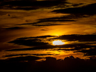 Sonnenuntergang und dunkler Wolkenhimmel