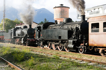 Fototapeta premium Treno storico con locomotive a vapore in manovra nella stazione.