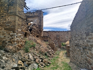 Calles de casa abandonada de Sarnago (Soria)