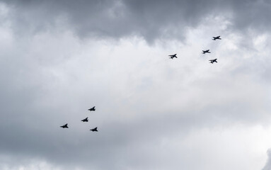 Obraz premium les avions militaires français paradent le jour de la fête nationale du 14 juillet à Paris en France