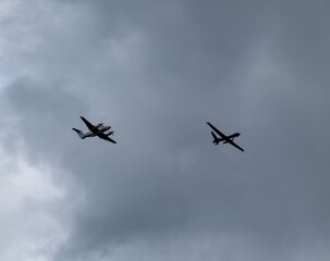 Fototapeta premium les avions militaires français paradent le jour de la fête nationale du 14 juillet à Paris en France