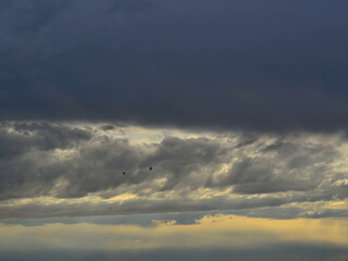 Obraz premium Thick nimbostratus clouds in the middle of spring on the Lleida plain