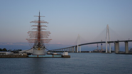 Naklejka premium Toyama Port under Blue Skies: Bridges and Sails over the Japan Sea