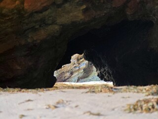 Kleine Höhle an der Algarve