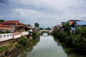 Obraz premium View landscape of Phetburi river canal cityscape Phetchaburi old town and life lifestyle local riverside antique house home for thai people travelers travel visit street art in Phetchaburi, Thailand
