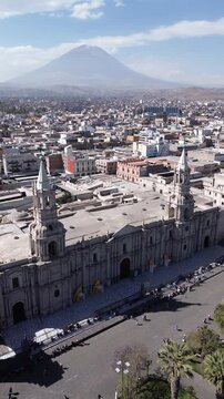 Vista a&eacute;rea de la ciudad de Arequipa con el volc&aacute;n Misti al fondo