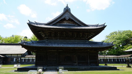 Obraz premium Zen Symmetry at Zuiryū-ji Temple: A National Treasure in Toyama, Japan
