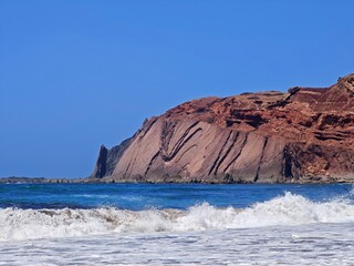 Schichtweise abgebröckelter Fels an der Algarveküste