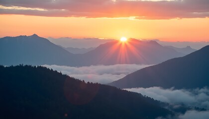 Sonnenaufgang über den Bergen mit Wolkenmeer  
