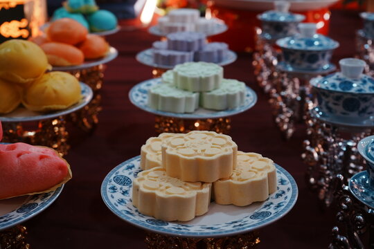 Sweet Buns Offerings at Puji Temple in Tainan, Taiwan - 台湾 台南 四聯境 普濟殿 供物 お饅頭