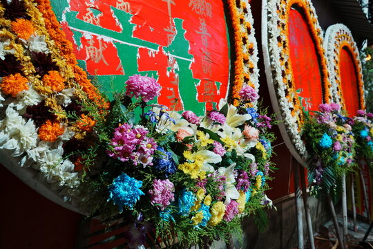 Flower Offerings at Puji Temple in Tainan, Taiwan - 台湾 台南 四聯境 普濟殿 供物のお花
