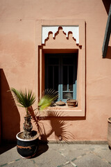 Sch&ouml;nes Fenster mit Palme Marrakesch