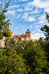 Obraz premium Blick vom Halbenweg in der Sächsischen Schweiz auf die Burg Hohnstein 1