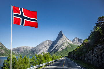 Stetinden Norwegischer Nationalberg in Nordland mit norwegischer Nationalflagge