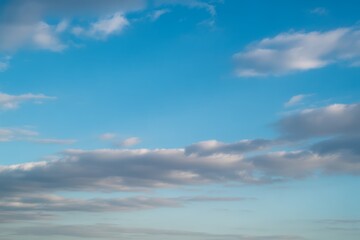 Obraz premium Wispy clouds on a bright blue sky white grey