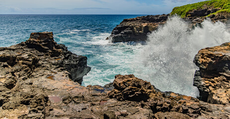 Obraz premium waves crashing on rocks