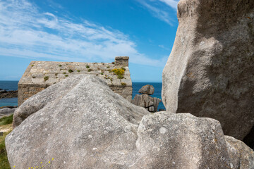 Granitfelsen an der bretonischen K&uuml;ste malerisch sch&ouml;n in der N&auml;he von Amiets