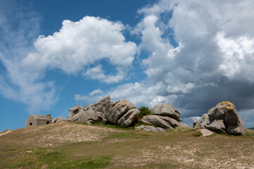 Granitfelsen an der bretonischen Küste malerisch schön in der Nähe von Amiets