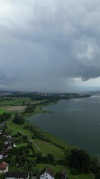 Regen &uuml;ber Uster - Vertikales Video