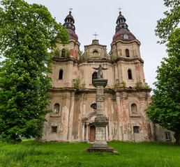 Obraz premium Main facade of Baroque St. Anthony's Church in Hvizdets, Ukraine