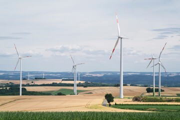 Panorama von Windpark in Kulturlandschaft in Rheinland-Pfalz - Stockfoto  