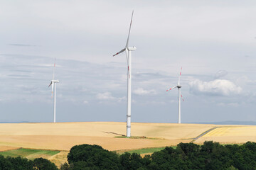 Windräder in Kulturlandschaft in Rheinland-Pfalz - Stockfoto