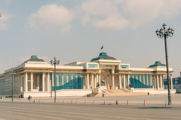 Obraz premium Ulaanbaatar, mongolia - 2 may 2025 The Government Palace is located on the north side of Chinggis Square or Sukhbaatar Square