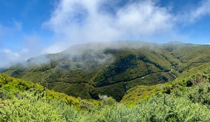 eine Wanderung vom Wanderparkplatz Rabaçal zum Forsthaus Rabaçal vorbei am Risco-Wasserfall und...