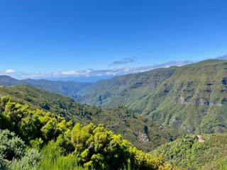 eine Wanderung vom Wanderparkplatz Rabaçal zum Forsthaus Rabaçal vorbei am Risco-Wasserfall und...