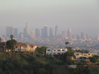 Obraz premium Hazy Los Angeles Skyline from the Hills with Residential Foreground