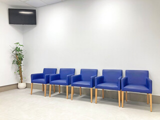 sala de espera con sillones azules de madera y cuero IMG_1385-as25