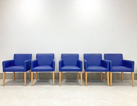 sala de espera con sillones azules de madera y cuero IMG_1382-as25