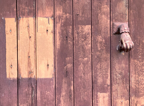  puerta vieja con aldaba picaporte o llamador en forma de mano de hierro IMG_1412-as25